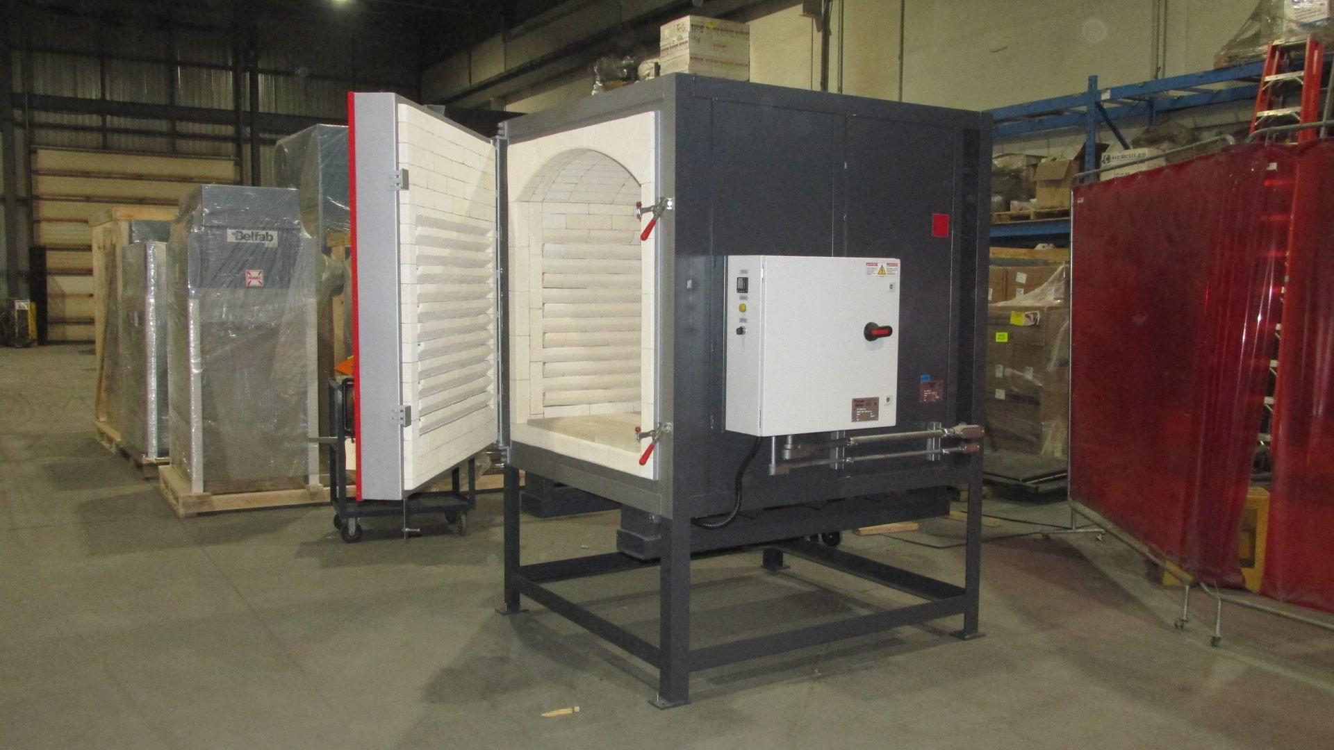 Inside view of Pyradia’s red box furnace, IF Series, model with roof in refractory arch type configuration, designed for temperatures up to 2300°F (1260°C).